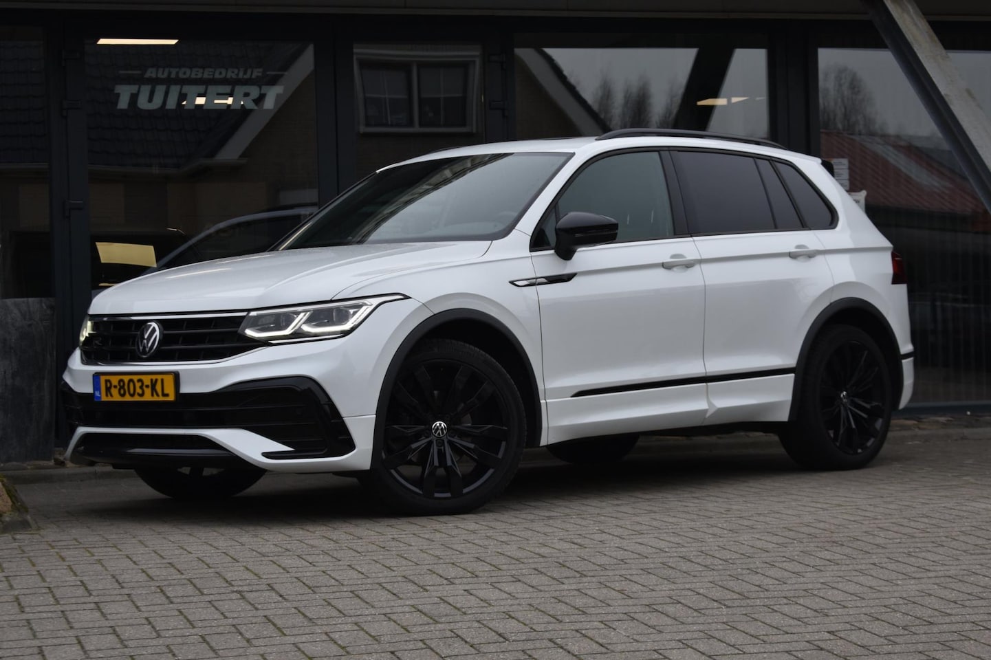 Volkswagen Tiguan - 1.5 TSI R-Line | BLACK STYLE | PANORAMADAK | NAP | CAMERA | IQ LIGHT - AutoWereld.nl