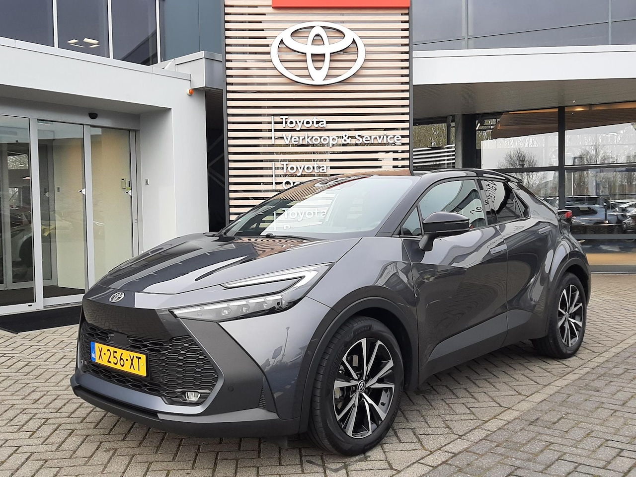 Toyota C-HR - 1.8 Hybrid 140 First Edition AFN-TREKHAAK 360CAMERA KEYLESS GETINT GLAS AD-CRUISE APPLE C - AutoWereld.nl