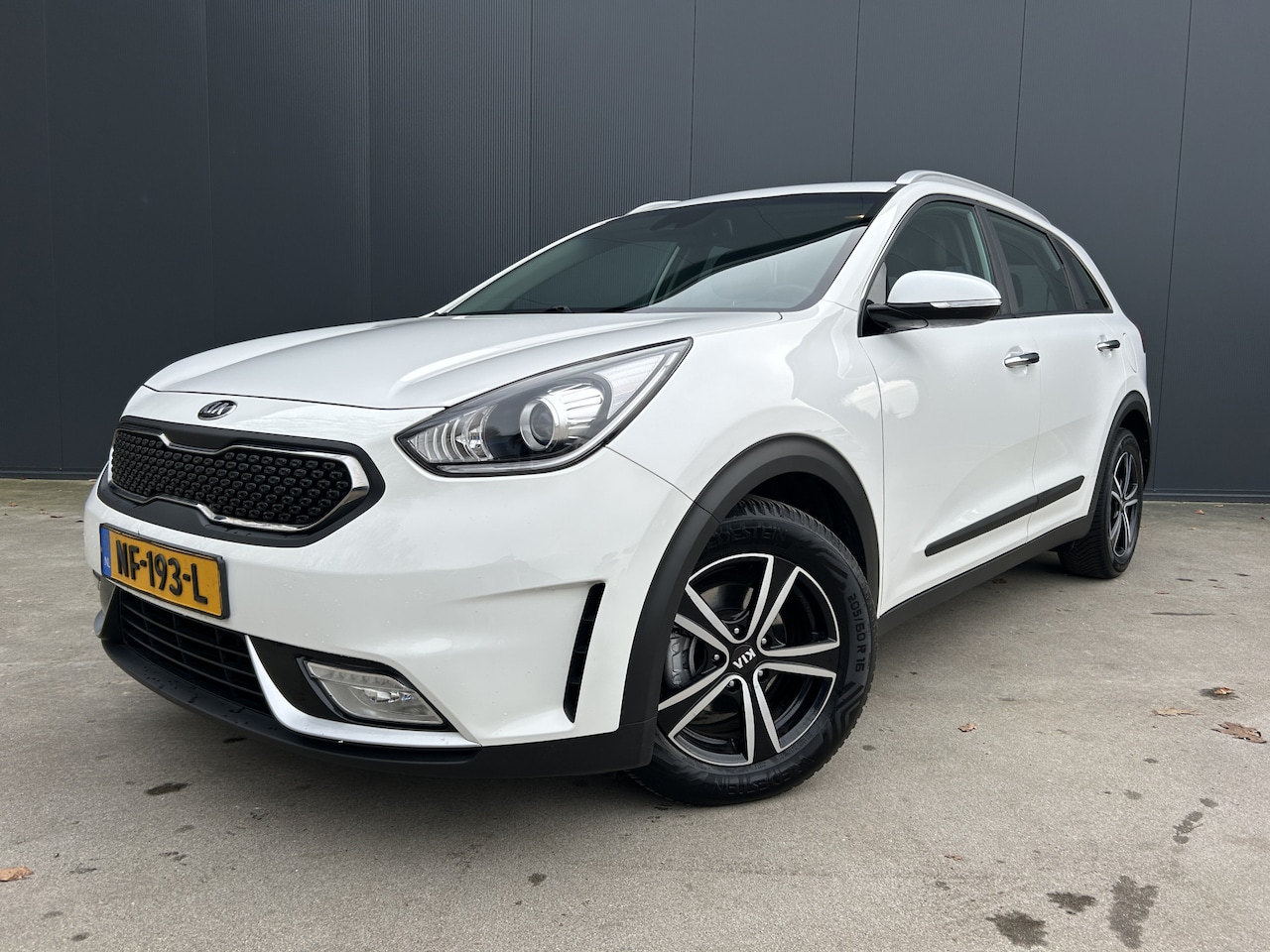 Kia Niro - 1.6 GDi Hybrid First Edition CAMERA HALF LEER LED NAVI CRUISE ECC - AutoWereld.nl