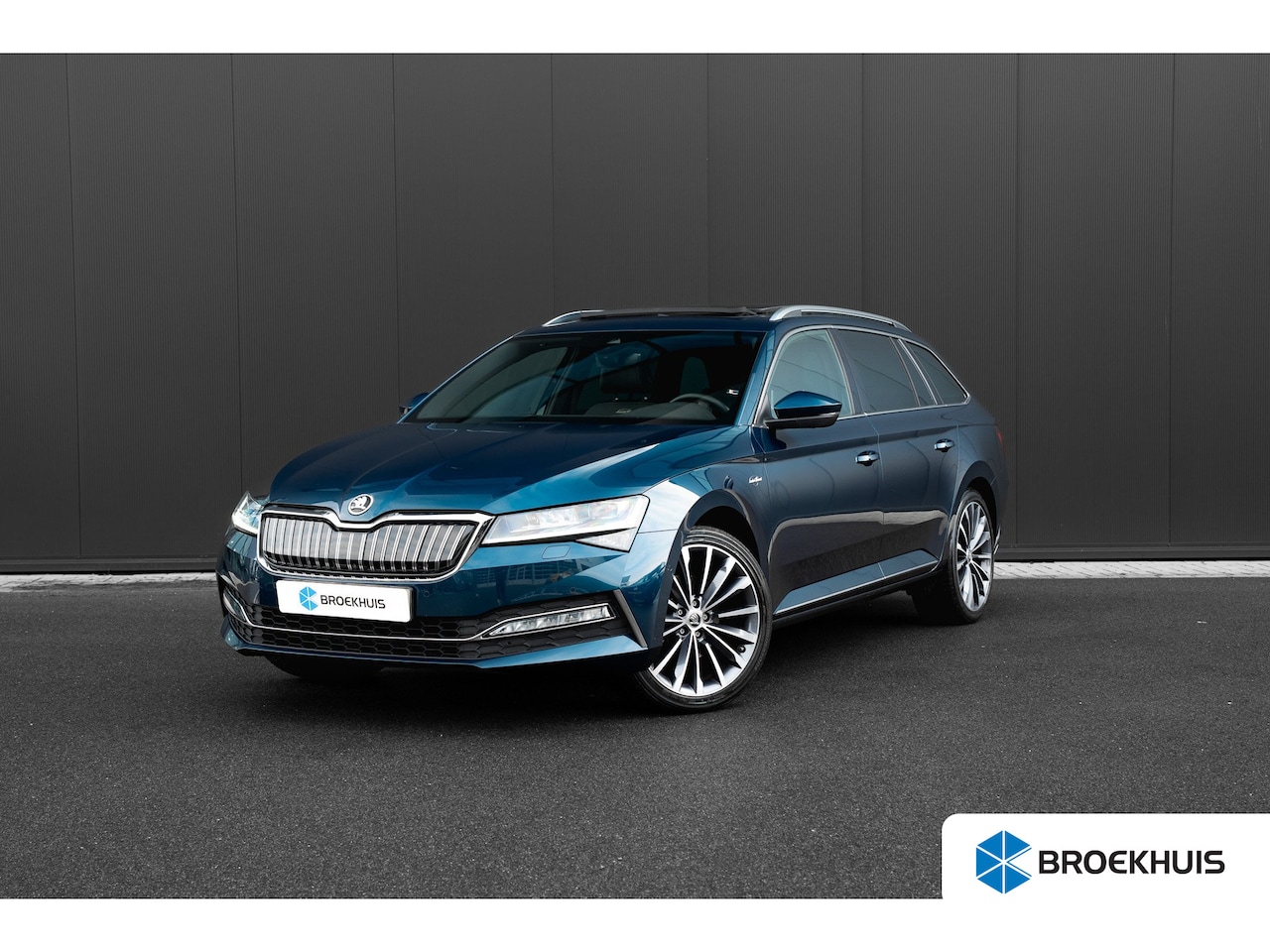 Skoda Superb Combi - 1.4 TSI 218pk PHEV Laurin & Klement | Panoramadak | Trekhaak | Leder | Keyless | Stoelen E - AutoWereld.nl