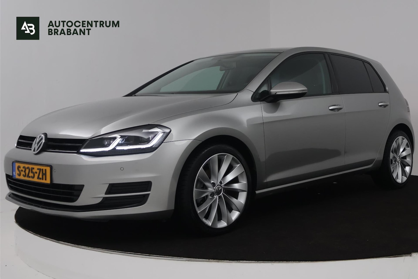 Volkswagen Golf - 1.2 TSI Trendline (NAVIGATIE, PARKEERSENSOREN, AUTOMAAT) - AutoWereld.nl