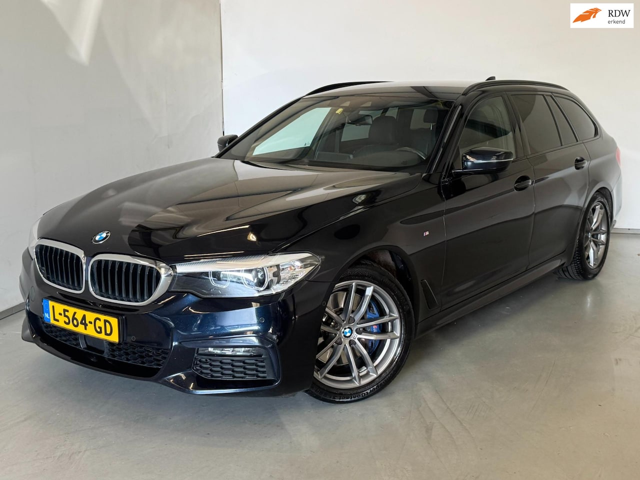 BMW 5-serie Touring - 530i M Sport / Adaptive / Leder / Camera - AutoWereld.nl