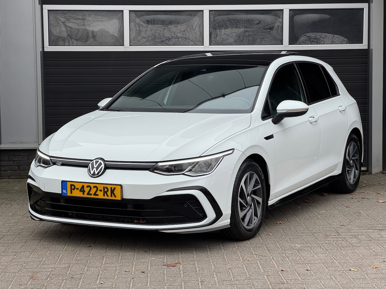 Volkswagen Golf - 1.5 eTSI R-Line Led, Pano, Camera, Stuur/ Stoelverwarming, IQ Drive - AutoWereld.nl