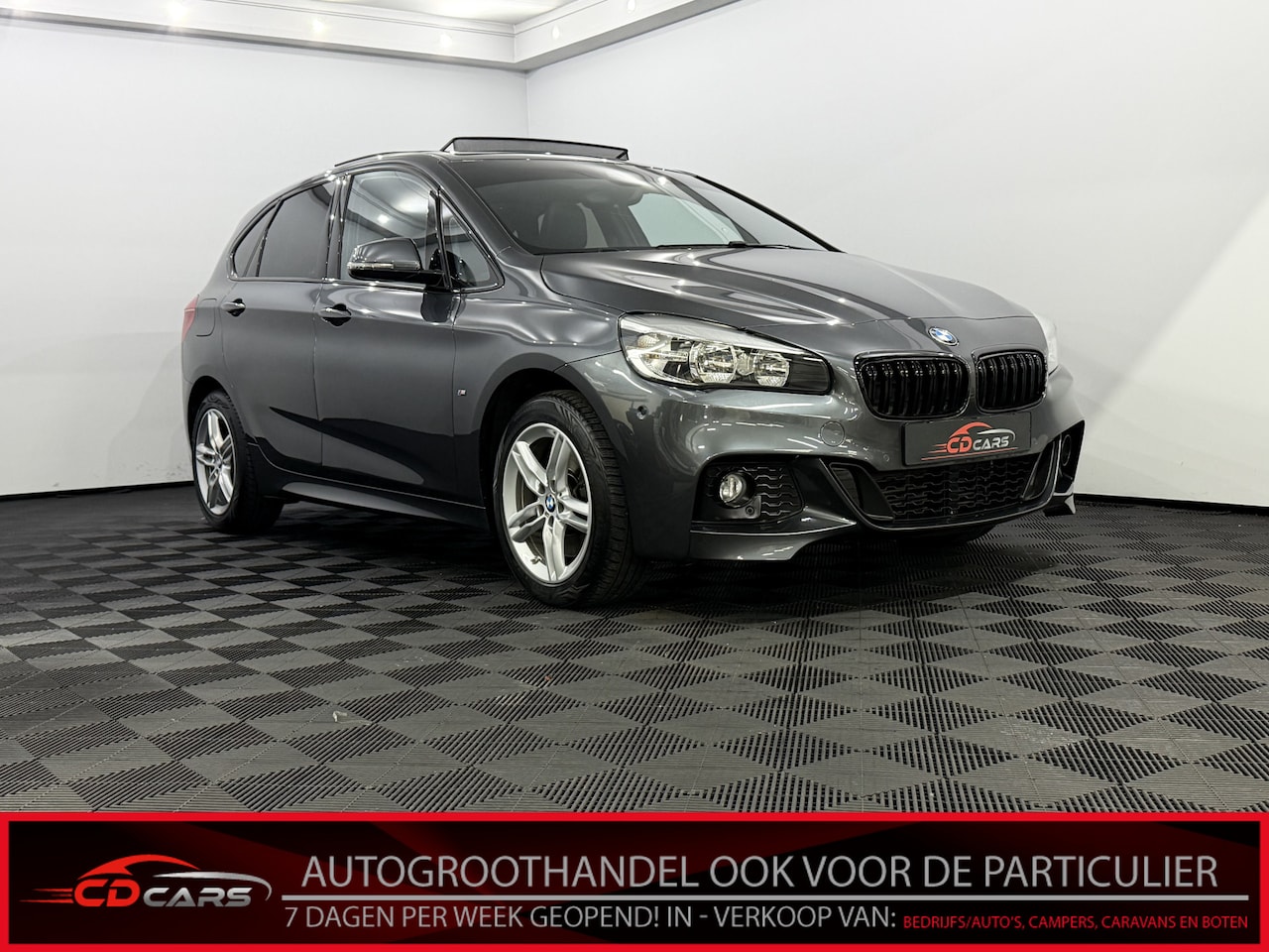 BMW 2-serie Active Tourer - 225xe iPerformance Executive M-Pakket Plug-in Panoramadak, Leder, Parkeersensoren, Head-up - AutoWereld.nl