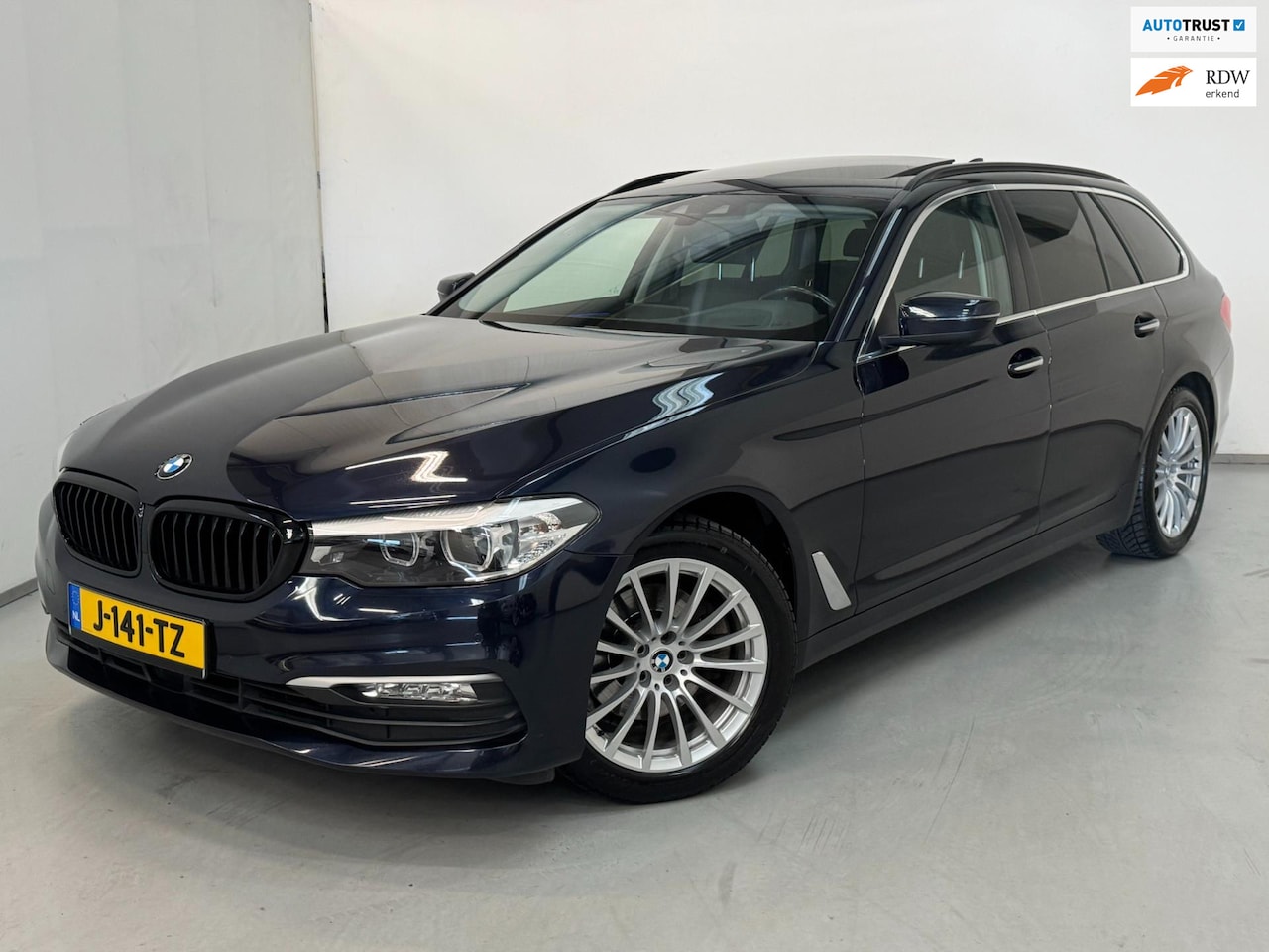 BMW 5-serie Touring - 520d High Exe / Pano / Harman / Headup / CarPlay - AutoWereld.nl