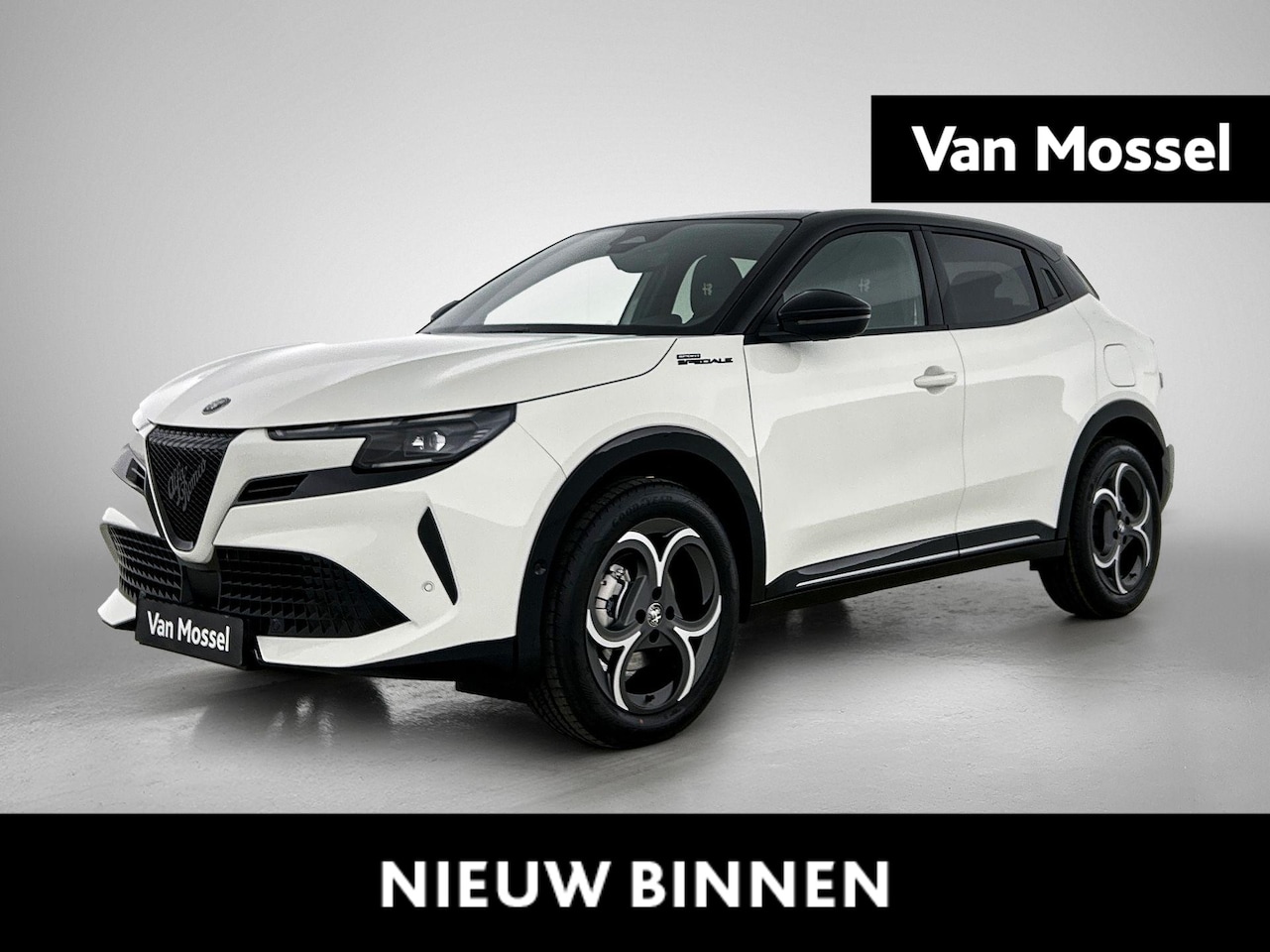 Alfa Romeo Junior - 1.2 Turbo Hybrid Ibrida Sport Speciale 145pk | Navigatie | Parkeersensoren rondom | Camera - AutoWereld.nl