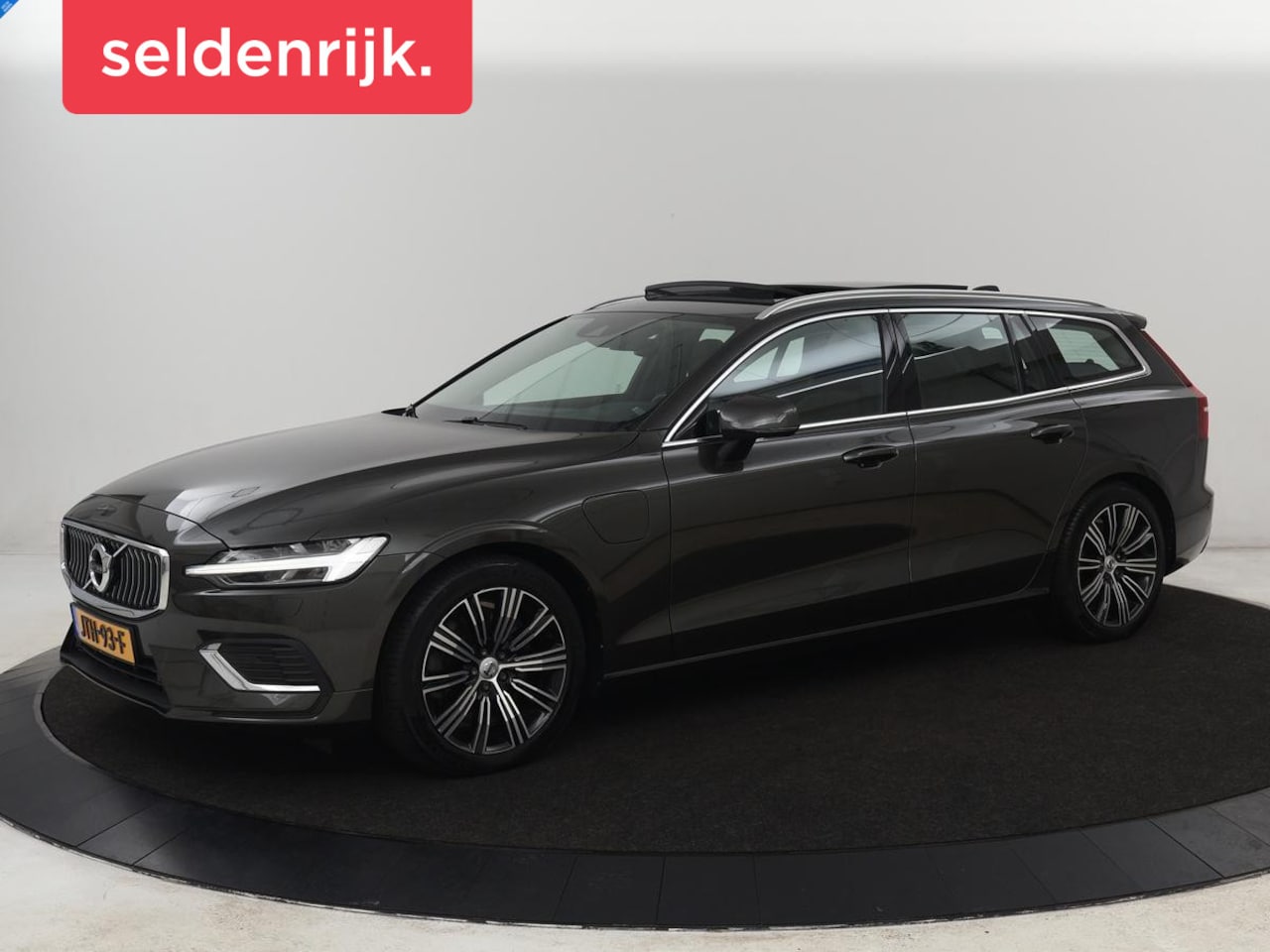 Volvo V60 - 2.0 T8 Recharge AWD Inscription | Panoramadak | Trekhaak | Stoel & stuurverwarming | Carpl - AutoWereld.nl