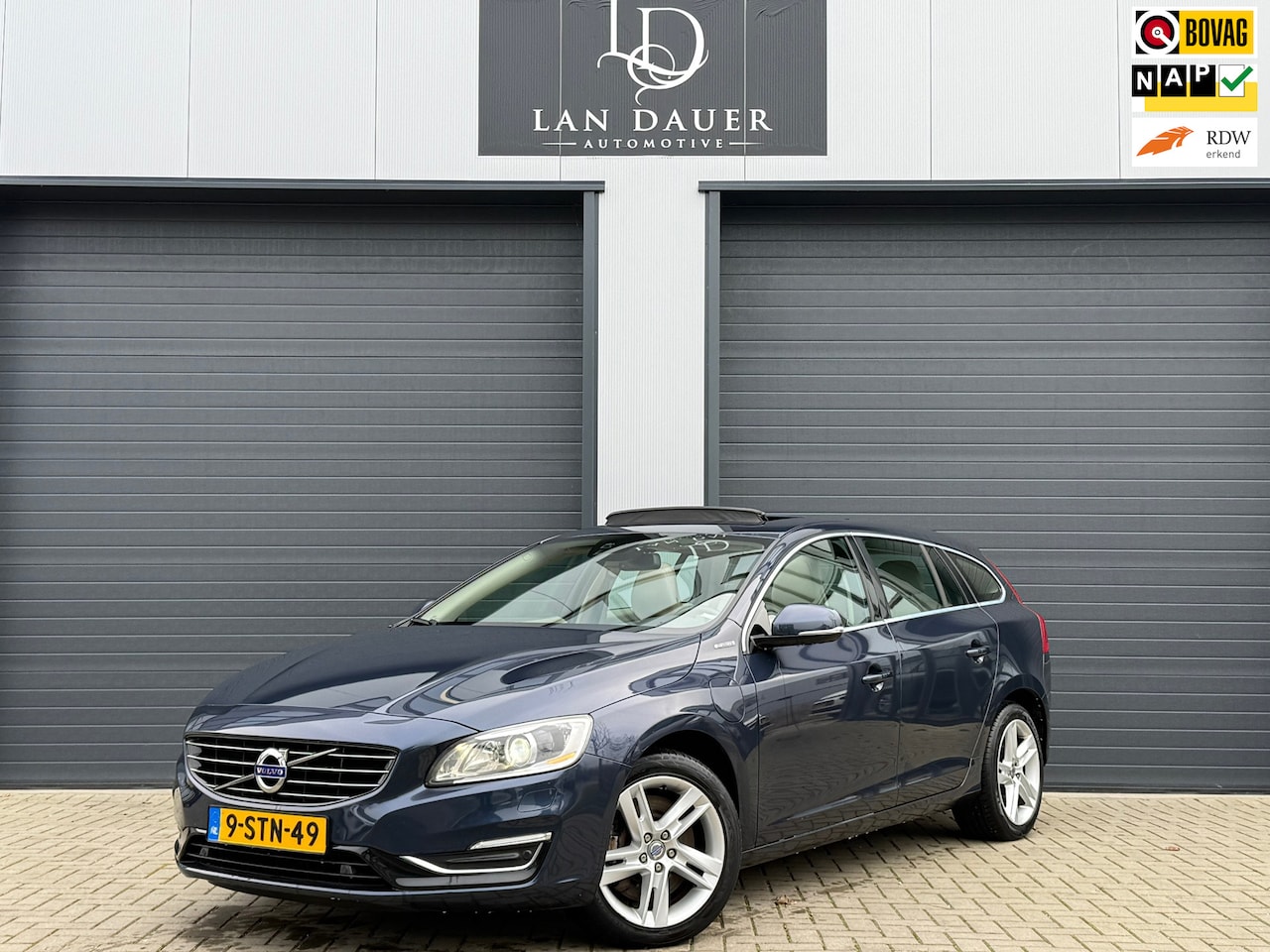 Volvo V60 - 2.4 D6 AWD Plug-In Hybrid / SCHUIFDAK / TREKHAAK - AutoWereld.nl