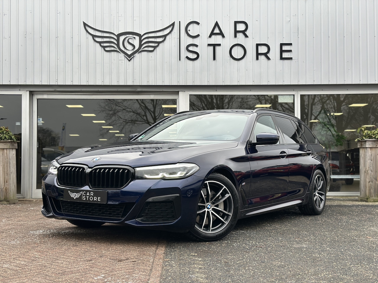 BMW 5-serie Touring - 530i M-SPORT |H&K|CAMERA|HEAD-UP|SFEER|TREKHAAK|ACC|LEDER - AutoWereld.nl