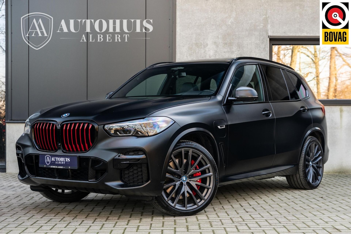 BMW X5 - xDrive45e Black Vermilion Edition Skylounge Massage - AutoWereld.nl