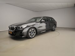 BMW 5-serie Touring - 530e | M-Sportpakket | LED | HUD | Sportstoelen | Stoelverwarming | Surround view | DAB |