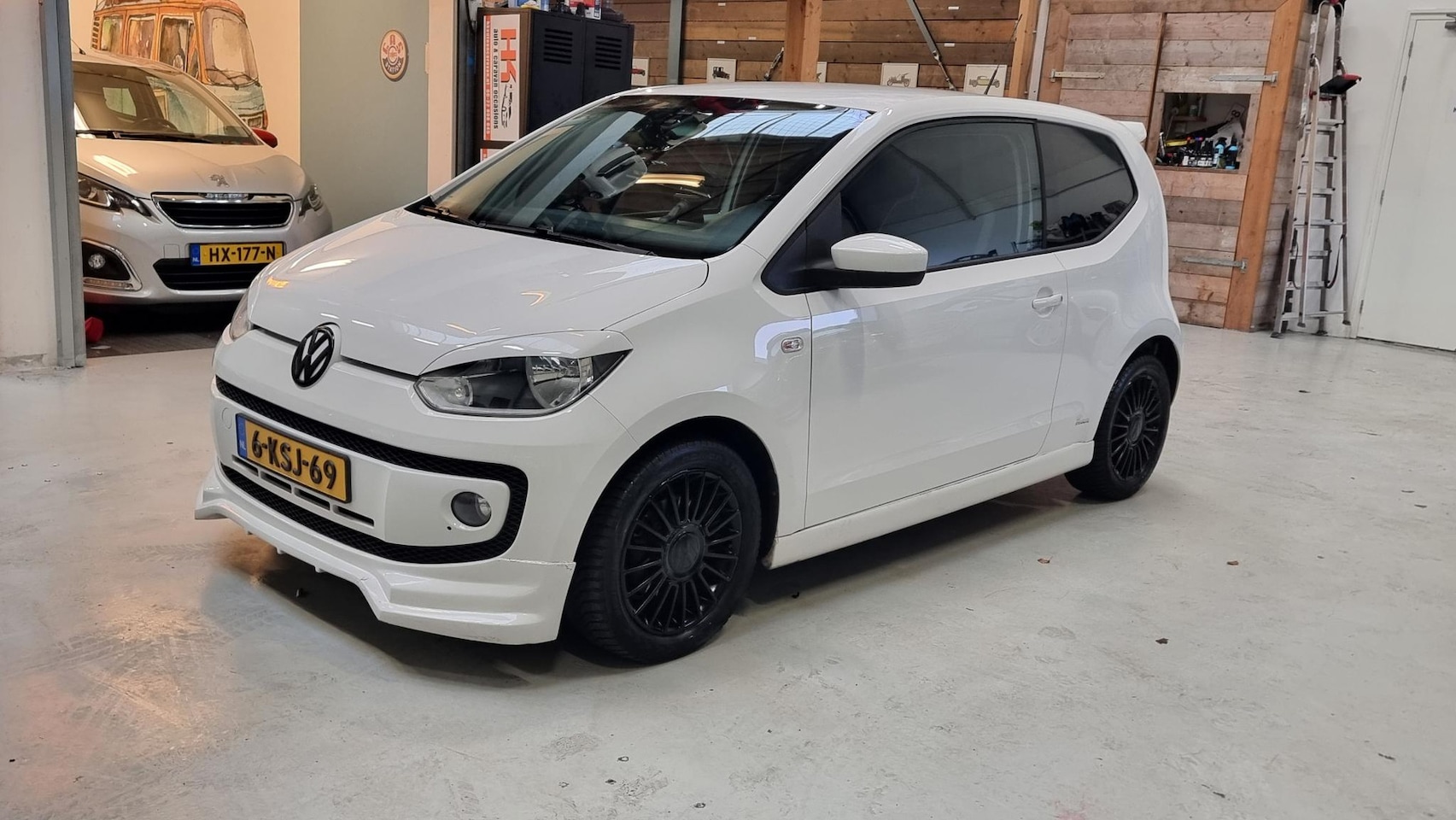 Volkswagen Up! - 1.0 high up! Spoilerpakket. Navi, Bluetooth, cruisecontrole, .... - AutoWereld.nl