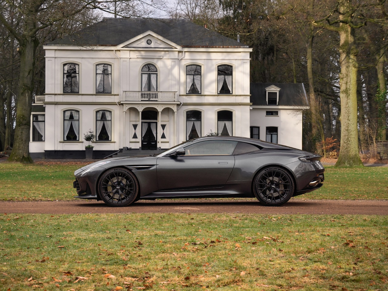 Aston Martin V8 Coupé - DB12 4.0 | Oxford Tan leder | Stoelventilatie | 360 cam - AutoWereld.nl