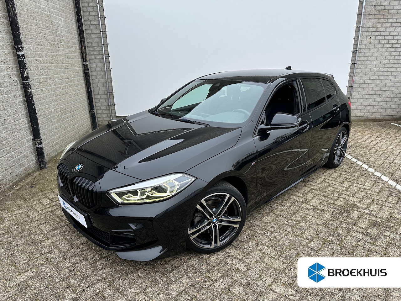 BMW 1-serie - 118i Executive | Achterbank in delen neerklapbaar | Achteruitrijcamera | Alarm klasse 3 - AutoWereld.nl