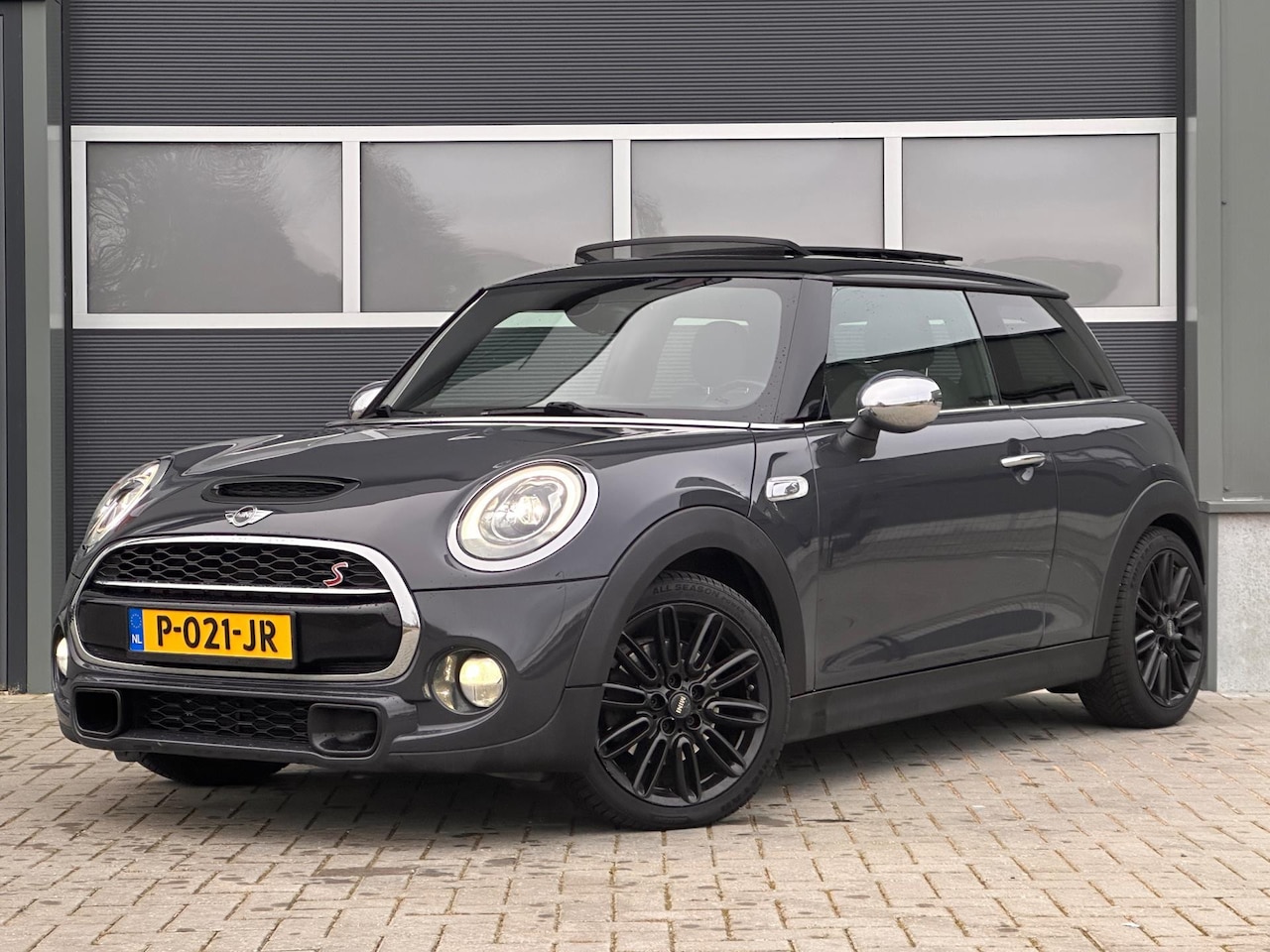MINI Cooper S - 2.0 Automaat Pano Stoelverwarming Navi - AutoWereld.nl