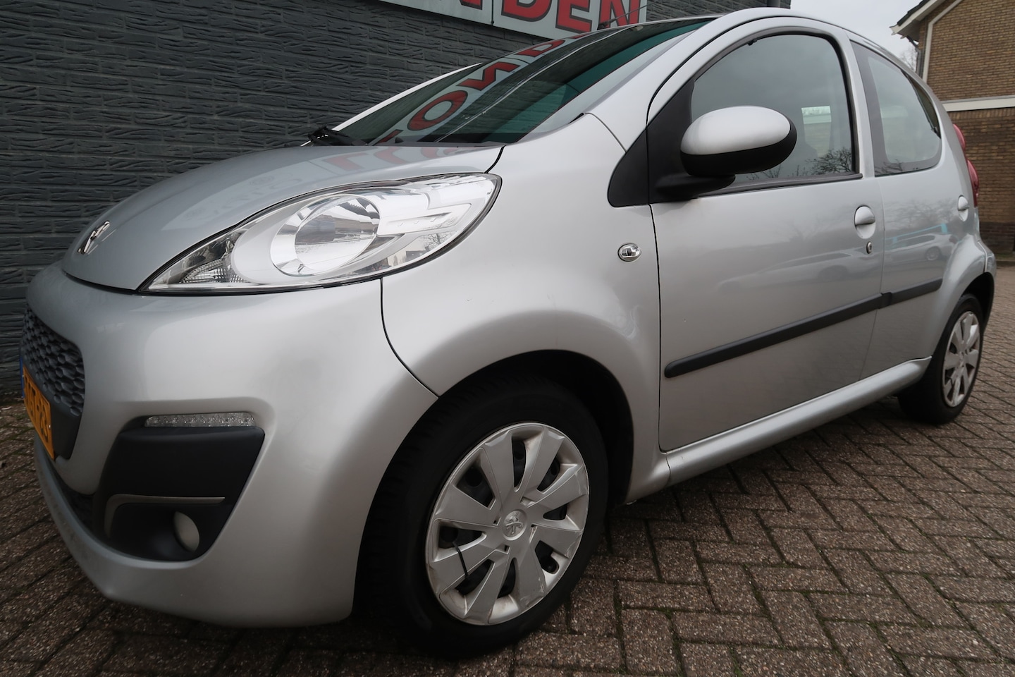 Peugeot 107 - 1.0 Active Eerste eigenaar recent koppeling en remmen voor vervangen - AutoWereld.nl