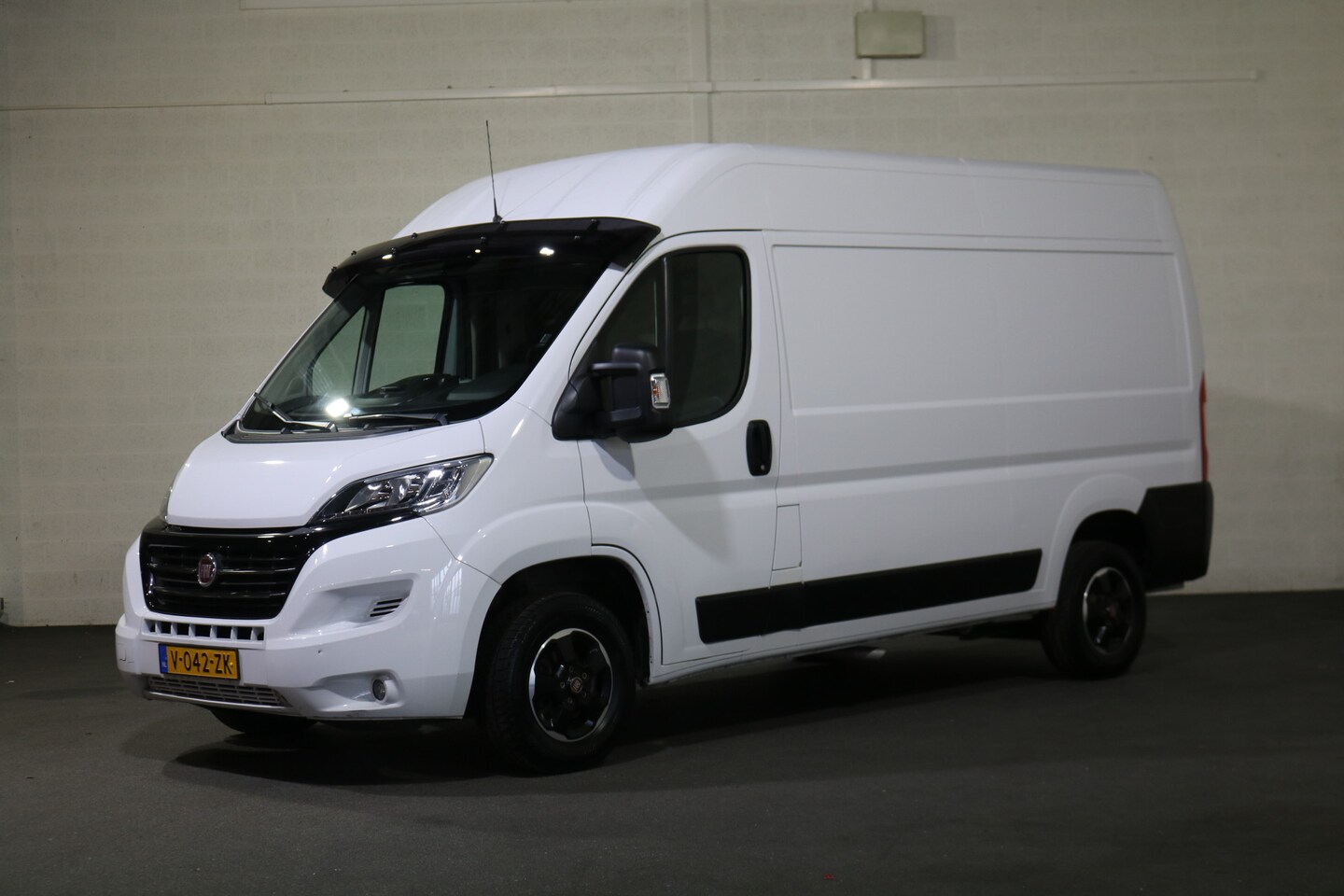 Fiat Ducato - 2.3 MultiJet L2 H2 Airco Navigatie Camera - AutoWereld.nl