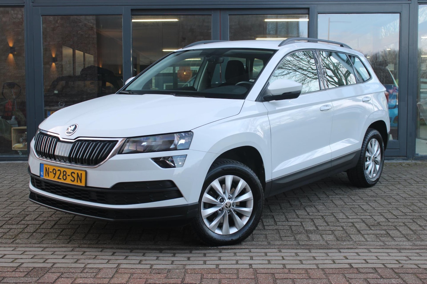 Skoda Karoq - 1.5 TSI ACT Business Edition | Trekhaak 1500kg | Cruise Control | Carplay| Parkeersensoren - AutoWereld.nl