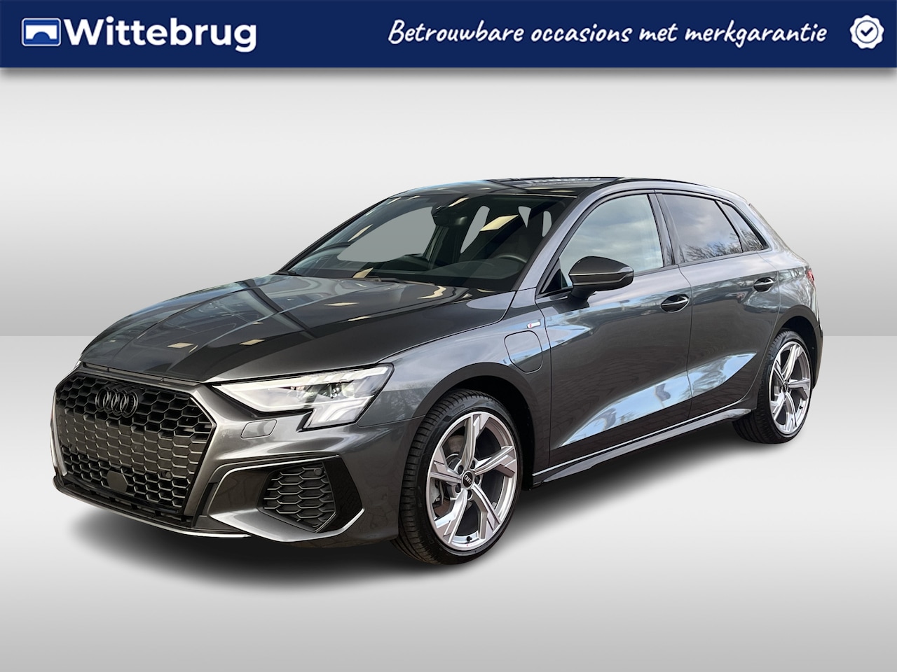 Audi A3 Sportback - 40 TFSI e S-line / Leder-Alacantara RS Stoelen met Rode Stiksels / Zwart Optiek Plus / Cam - AutoWereld.nl