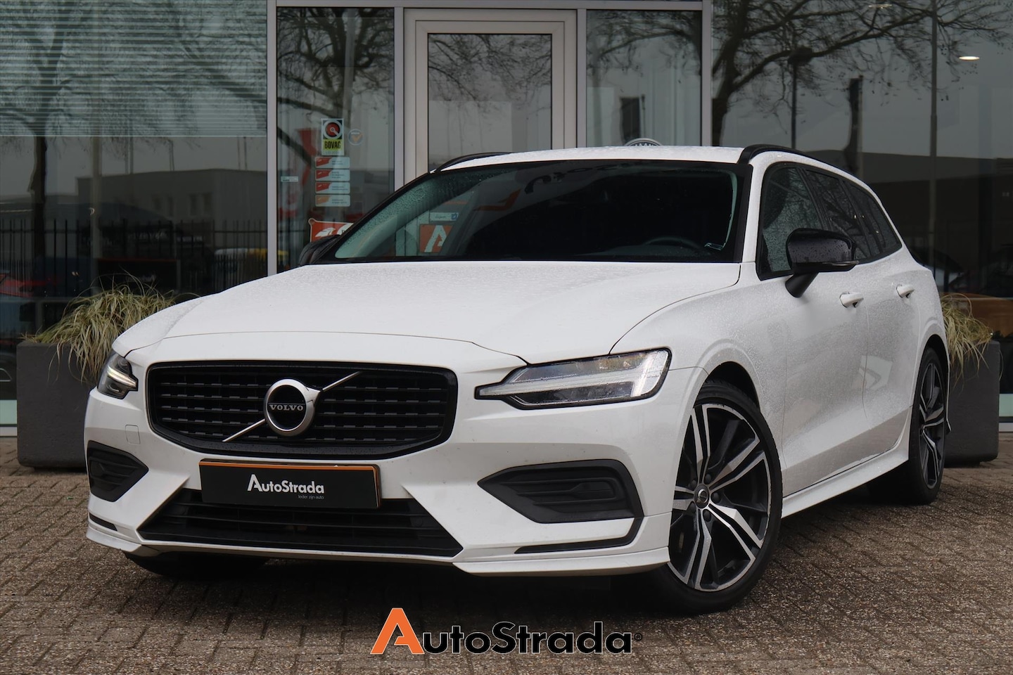 Volvo V60 - B3 R-Design 163pk | Cruise | Climate | Camera | LED | Carplay | Navigatie | Virtual | Trek - AutoWereld.nl