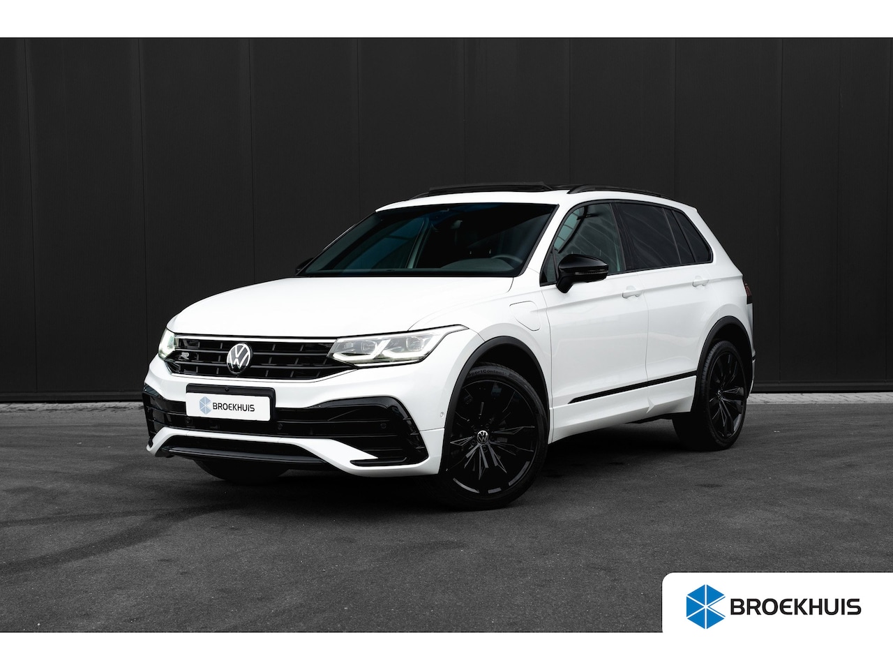 Volkswagen Tiguan - 1.4 TSI eHybrid 245pk R-Line | Panoramadak | Trekhaak | 360 Camera | 20" | Stoel & Stuurve - AutoWereld.nl