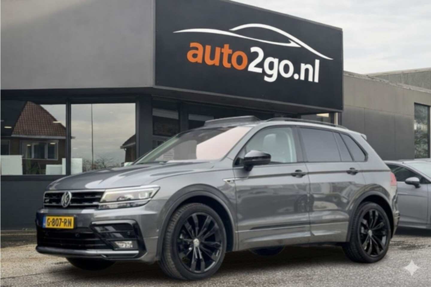 Volkswagen Tiguan - 1.5 TSI AUT7 3XR-LINE BLACK-LINE PANODAK LEDER NAVI CAMERA DIGI-DASH LED LMV PDC - AutoWereld.nl