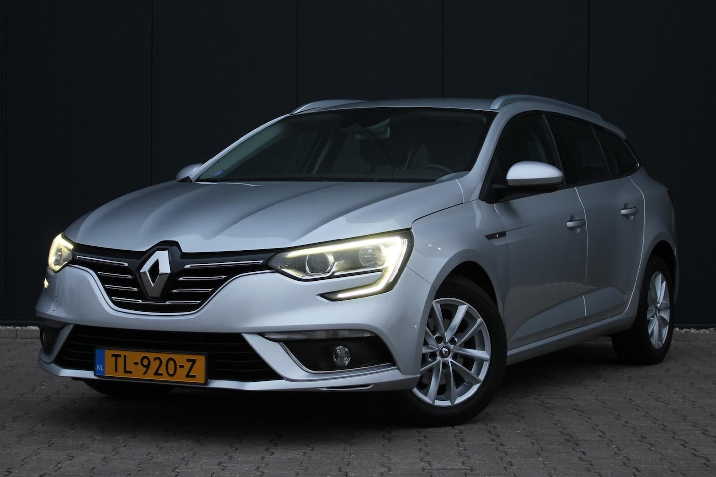 Renault Mégane Estate - 1.2 TCe Limited | Stoelverwarming | Trekhaak | Navigatie | Clima / Cruise control | PDC | - AutoWereld.nl