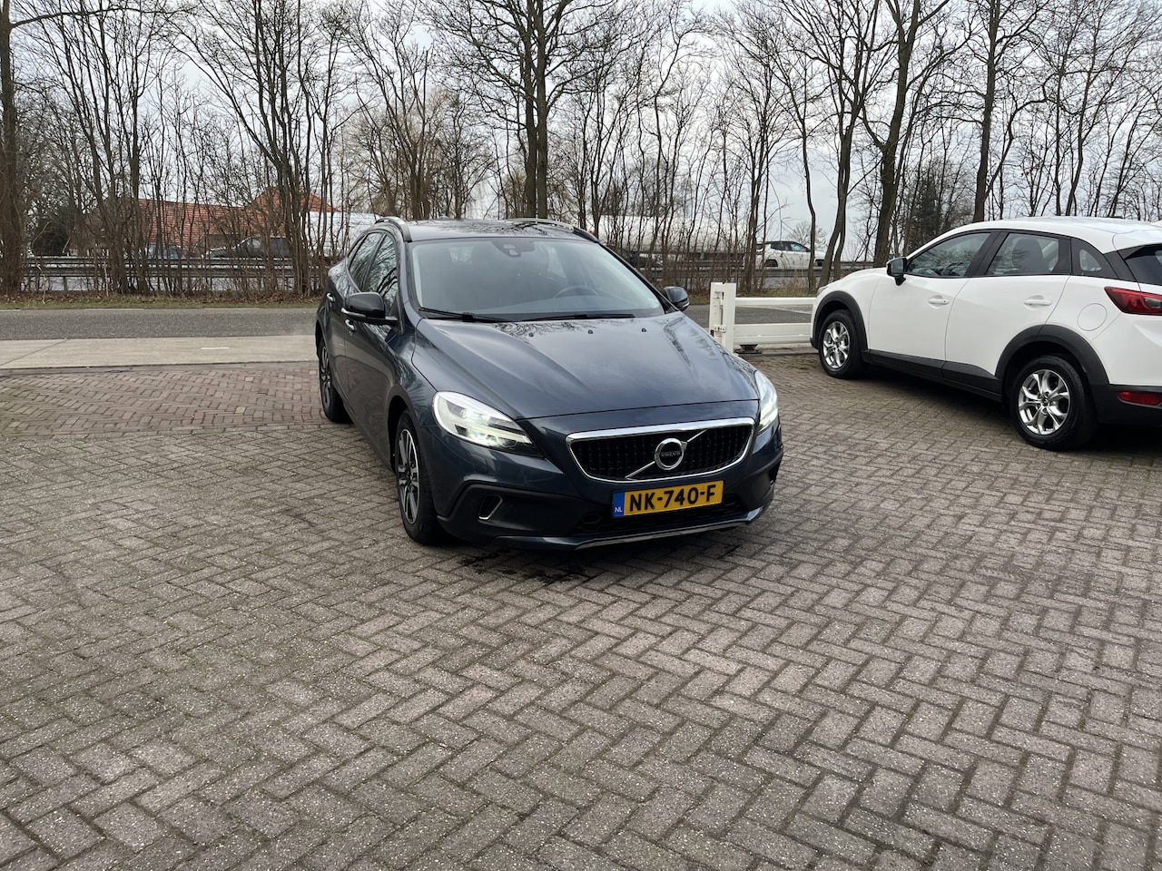 Volvo V40 Cross Country - 1.5 T3 Nordic+ AUTOMAAT TREKHAAK STANDKACHEL - AutoWereld.nl