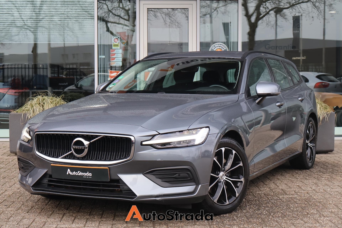 Volvo V60 - B3 Momentum Advantage 163pk | Stoelverwarming | Dodehoek | Camera | Trekhaak | ACC | Clima - AutoWereld.nl