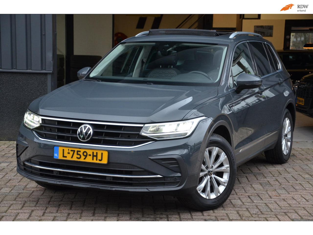 Volkswagen Tiguan - 1.5 TSI Life Busin. Virt. Dash|Pano|CarPlay - AutoWereld.nl