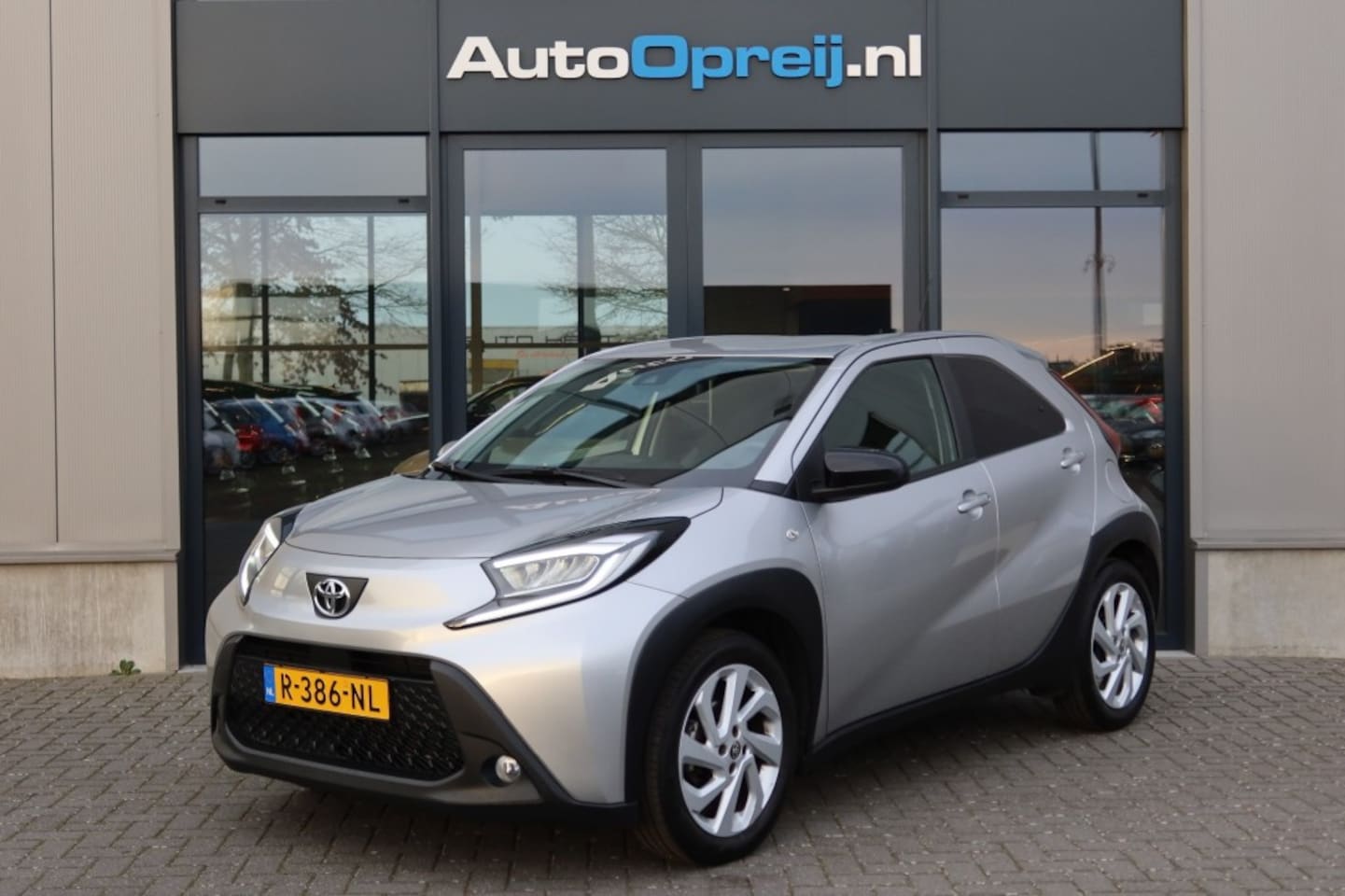 Toyota Aygo X - 1.0 VVT-i MT First Carplay, Camera, Cruise, LM-Velgen, 1e eigenaar, Dealer onderhouden - AutoWereld.nl