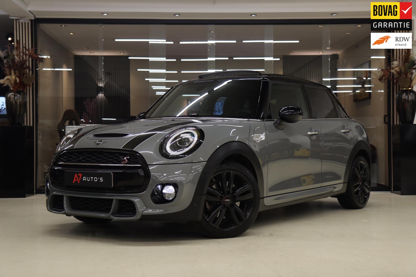 MINI John Cooper Works - Mini 2.0 S JCW uitgevoerd/NAP/PANO/H-K/CARPLAY/STOELVER/VOL - AutoWereld.nl