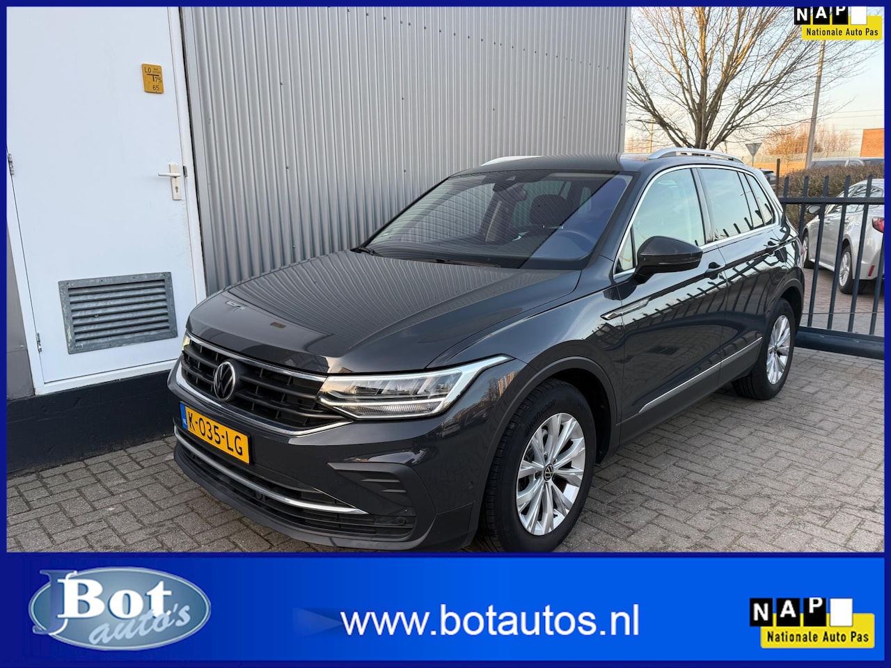 Volkswagen Tiguan - 1.5 TSI Life Business / AUTOMAAT / 1E EIGENAAR / VIRTUAL DISPLAY / TREKHAAK / NL-AUTO / NA - AutoWereld.nl