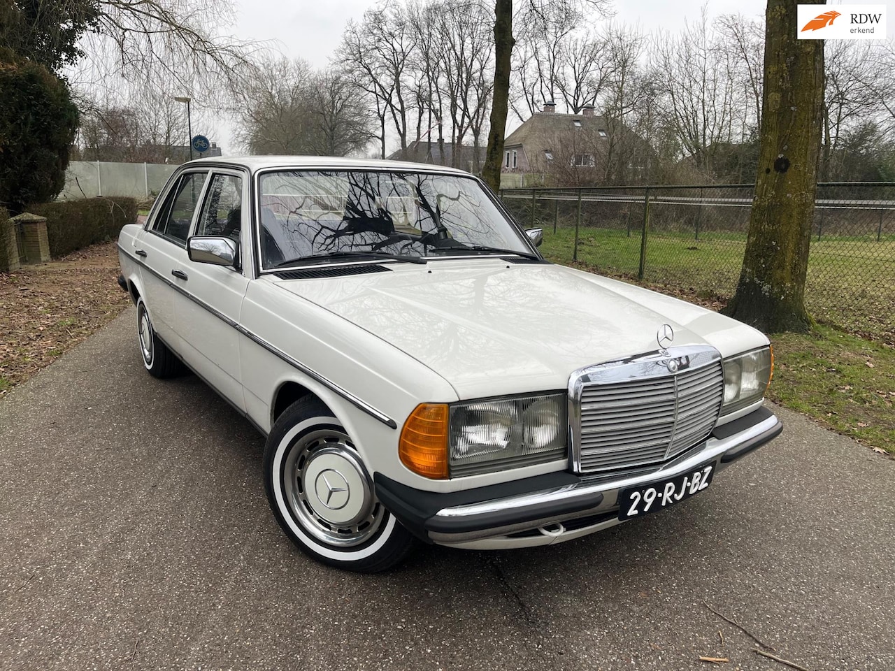 Mercedes-Benz 200-280 (W123) - 200 D W123 Oldtimer WIT AUTOMAAT - AutoWereld.nl