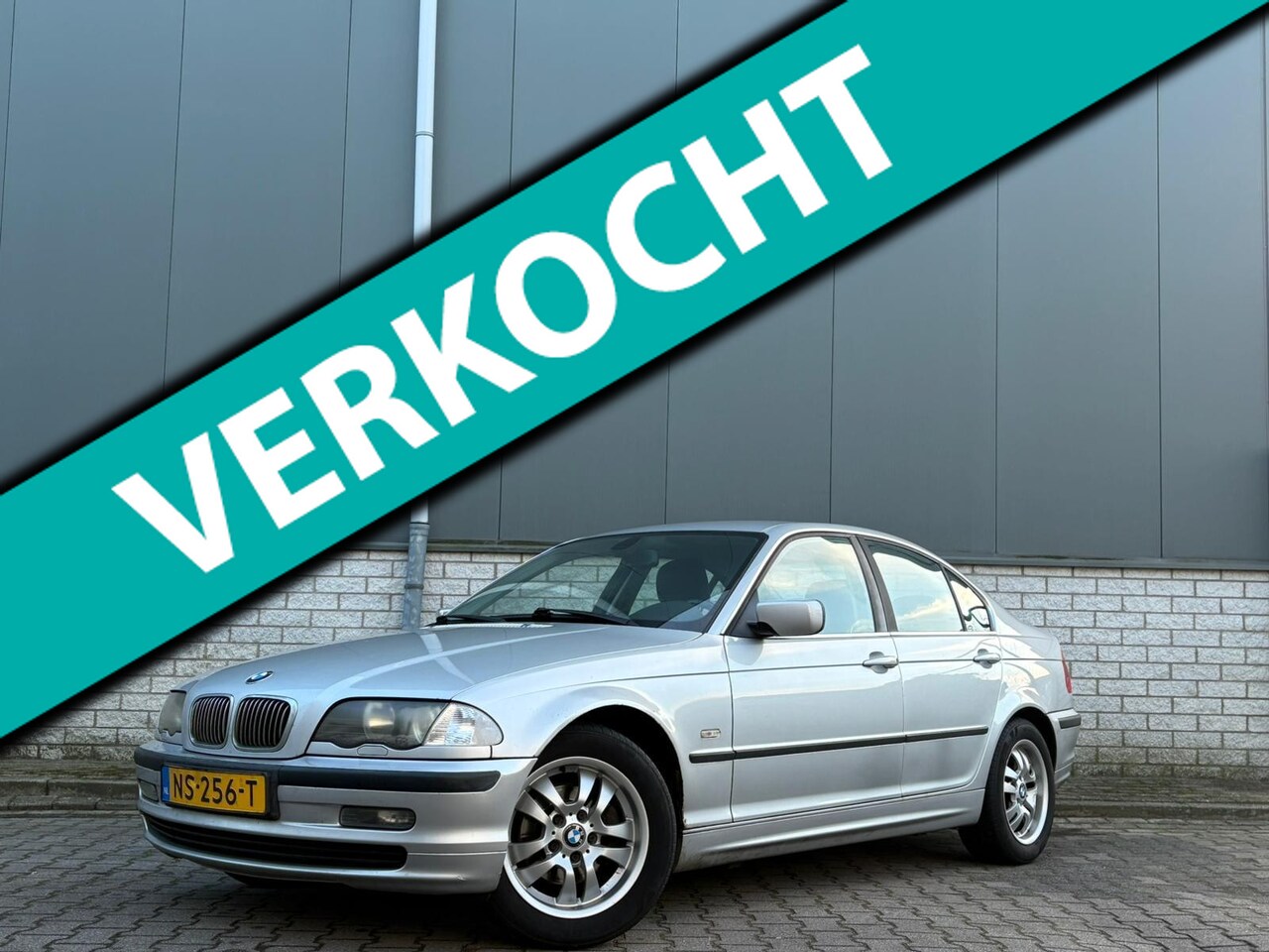BMW 3-serie - 320i Sedan-Handgeschakeld-6 cilinder-Xenon-Sport stoelen - AutoWereld.nl