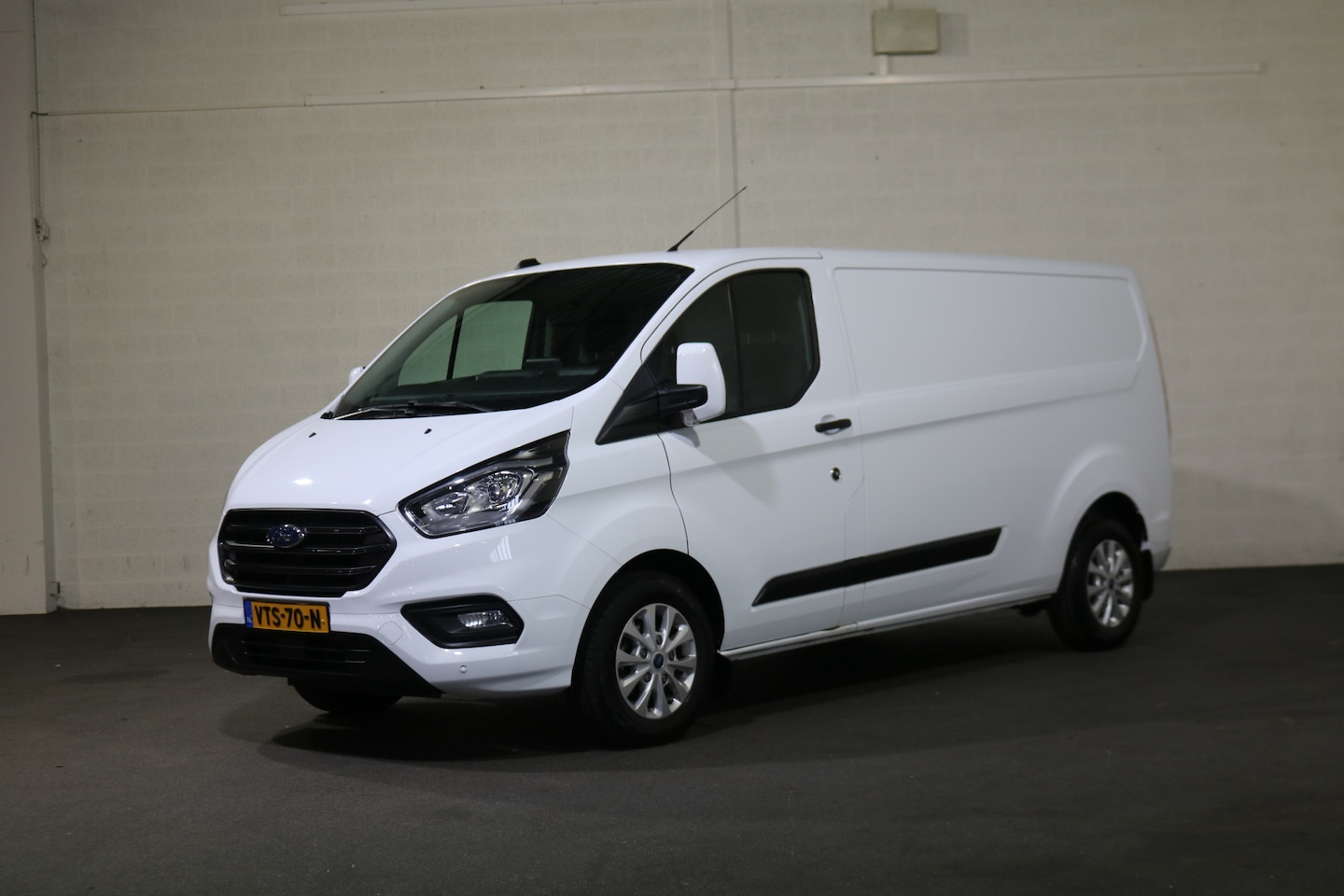 Ford Transit Custom - 2.0 TDCI L2 H1 130pk Airco Apple Carplay - AutoWereld.nl