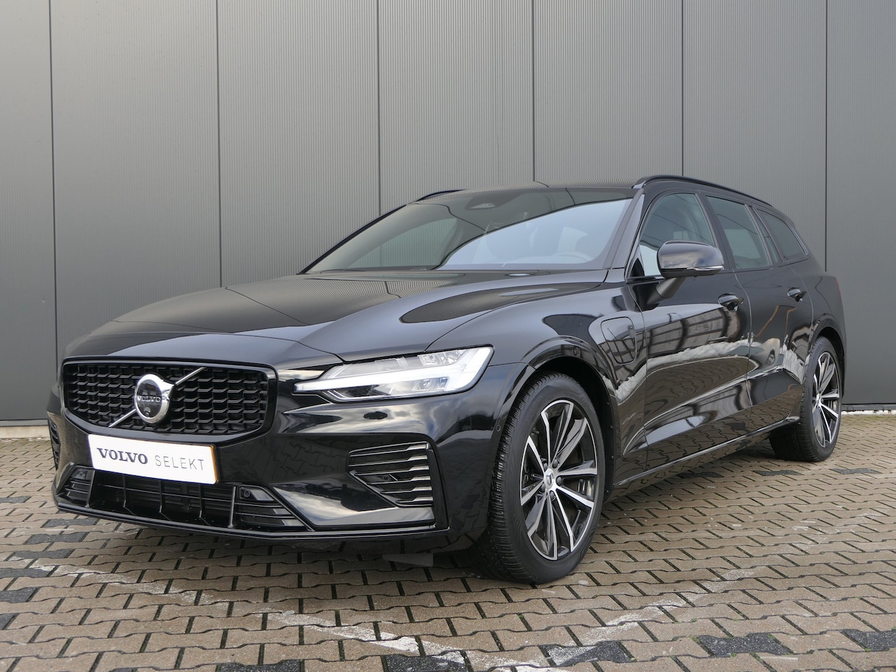 Volvo V60 - T6 Plug-in hybrid AWD Plus Dark | Trekhaak | Harman/Kardon | Verwarmbare Stoelen / Stuurwi - AutoWereld.nl