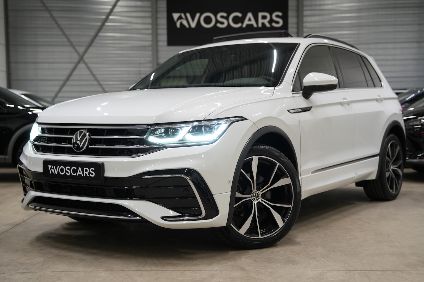 Volkswagen Tiguan - 1.5 TSI R-Line * Pano - 20" - Keyless - Camera - IQ Light - Blind Spot - Standkachel * - AutoWereld.nl