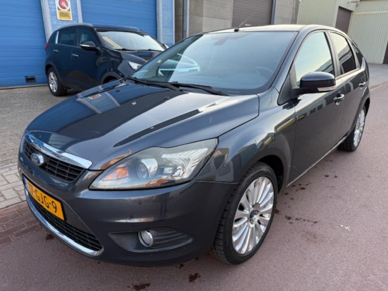 Ford Focus - 1.6 Titanium 2008 Navigatie 17" LMV Cruise Control etc. Leuke en luxe uitvoering met NAP e - AutoWereld.nl