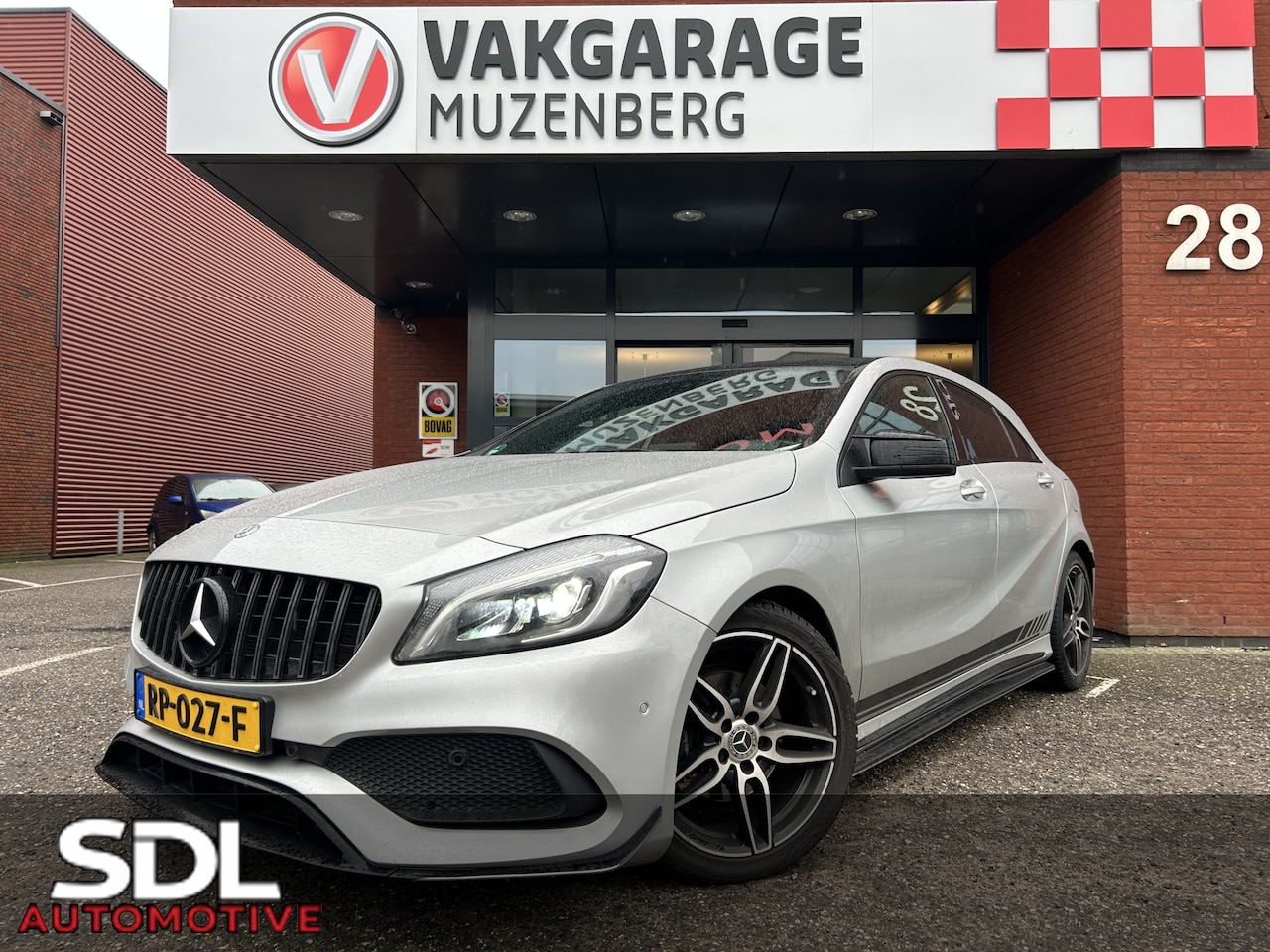 Mercedes-Benz A-klasse - 180 AMG Night pakket // FULL LED // NAVI // PANO/SCHUIFKANTELDAK // PDC V+A // CRUISE - AutoWereld.nl