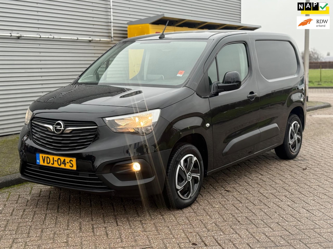Opel Combo - 1.5D Edition Zwart Bj2019 Navigatie Airco Euro-6 - AutoWereld.nl