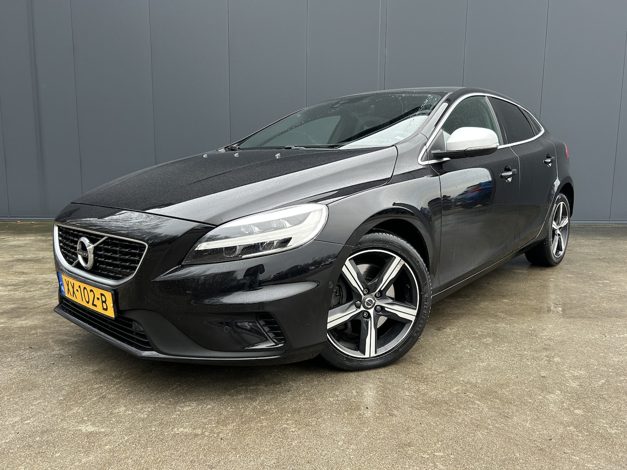 Volvo V40 - 1.5 T3 AUTOMAAT 153 PK Polar+ Sport R Design PANO DAK CAMERA ALCANTARA HARMAN KARDON PARK - AutoWereld.nl