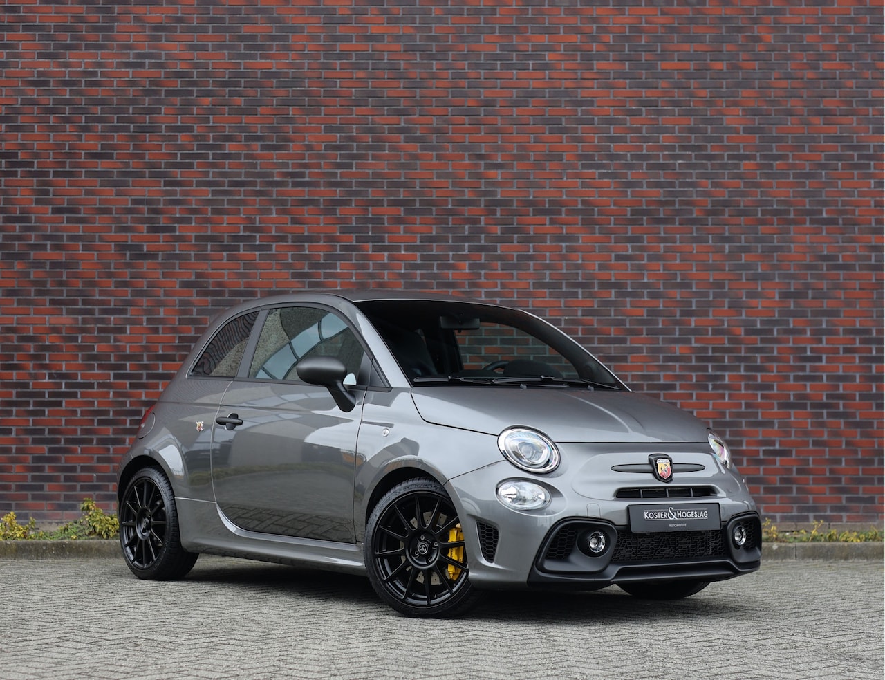 Abarth 695 - Competizione | Grigio Sfrenato - Sabelt sportstoelen - Brembo - Beats - AutoWereld.nl