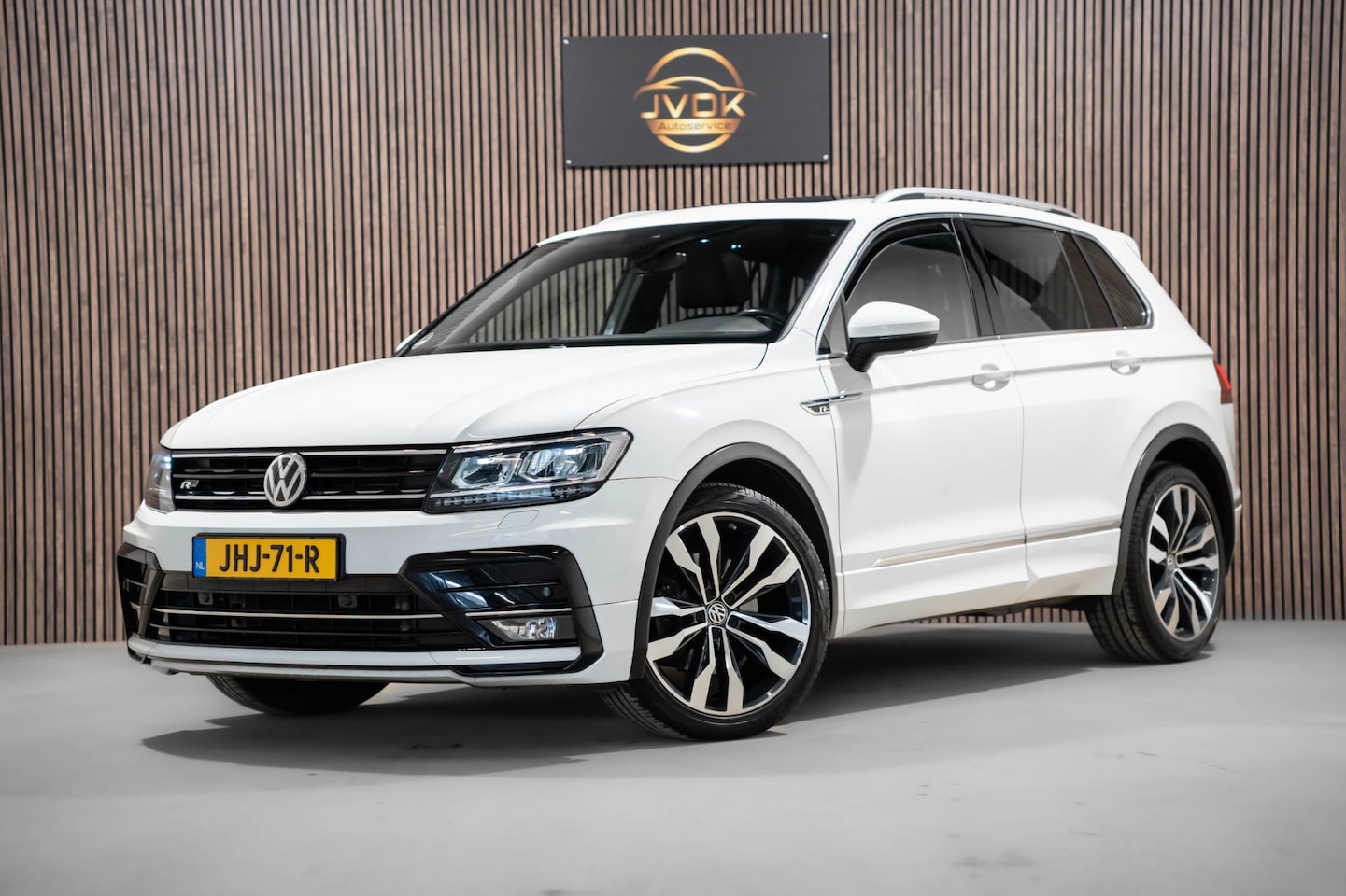 Volkswagen Tiguan - 2.0 TSI 4Motion R-Line DSG PDC PANO - AutoWereld.nl