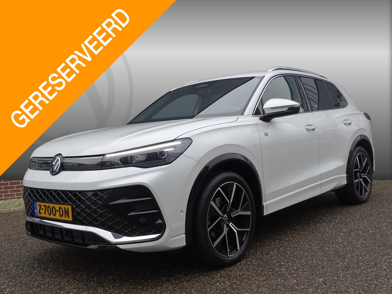 Volkswagen Tiguan - 1.5 eTSI R-Line Business AUTOMAAT| VOL OPTIES! |SPORT INTERIEUR| CAMERA| NAVIGATIE| DODE H - AutoWereld.nl