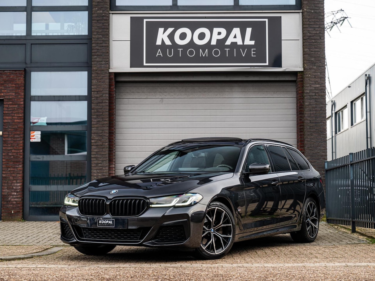 BMW 5-serie Touring - 520i M-sport High Executive Edition | Harman Kardon | Pano | BTW | Dealer onderhouden - AutoWereld.nl