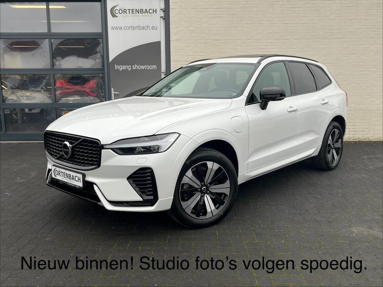 Volvo XC60 - 2.0 T6 Plug-in hybrid AWD Plus Dark | Long Range | Panorama dak | Zwenkbare trekhaak | Har - AutoWereld.nl