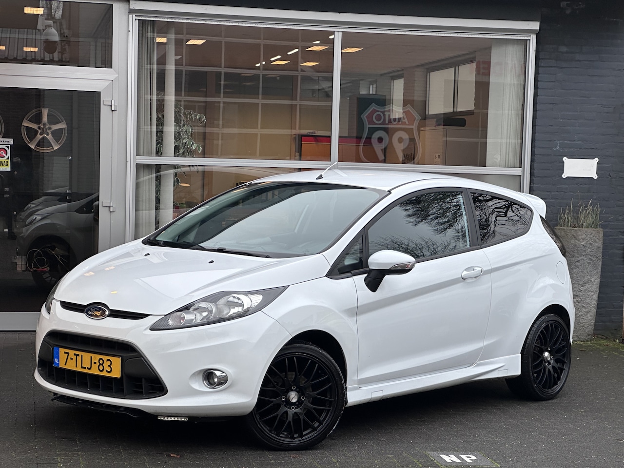 Ford Fiesta - 1.25 Trend AIRCO / SCHERM / FOX EXHAUST / LM VELGEN - AutoWereld.nl
