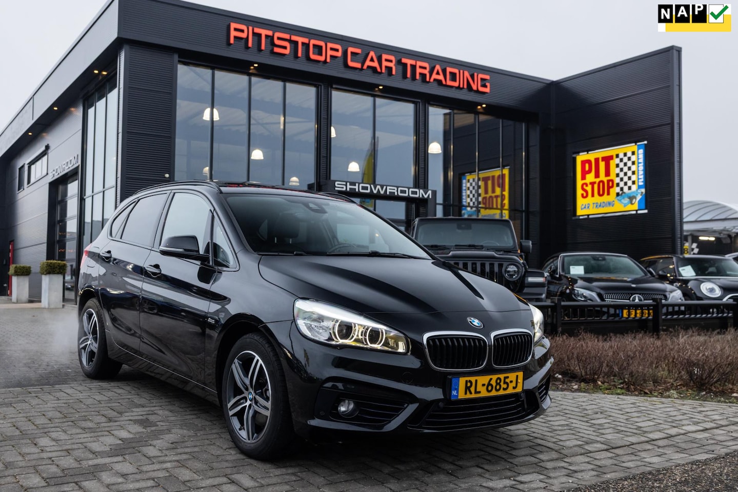 BMW 2-serie Active Tourer - 220i High Executive 220i High Executive, Pano, 2.0 liter, Volleder! - AutoWereld.nl
