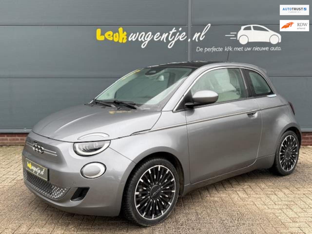 Fiat 500 - La Prima 42 kWh *carplay *camera *pano *leder *17" - AutoWereld.nl